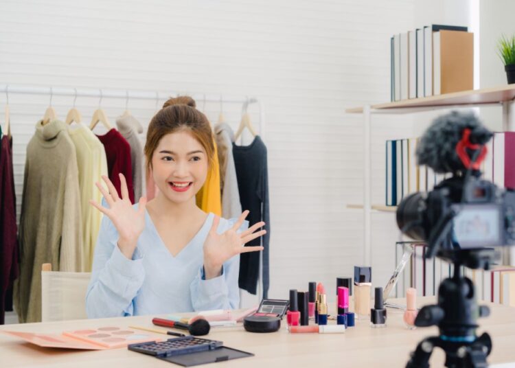 Host live streaming sedang menjual produk dengan gaya komedi