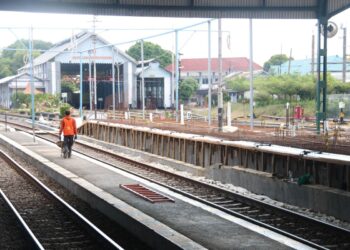 Pengembangan fasilitas Stasiun Madiun oleh KAI Daop 7 Madiun dengan pembangunan peron tinggi dan perluasan area parkir