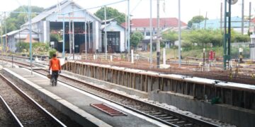Pengembangan fasilitas Stasiun Madiun oleh KAI Daop 7 Madiun dengan pembangunan peron tinggi dan perluasan area parkir