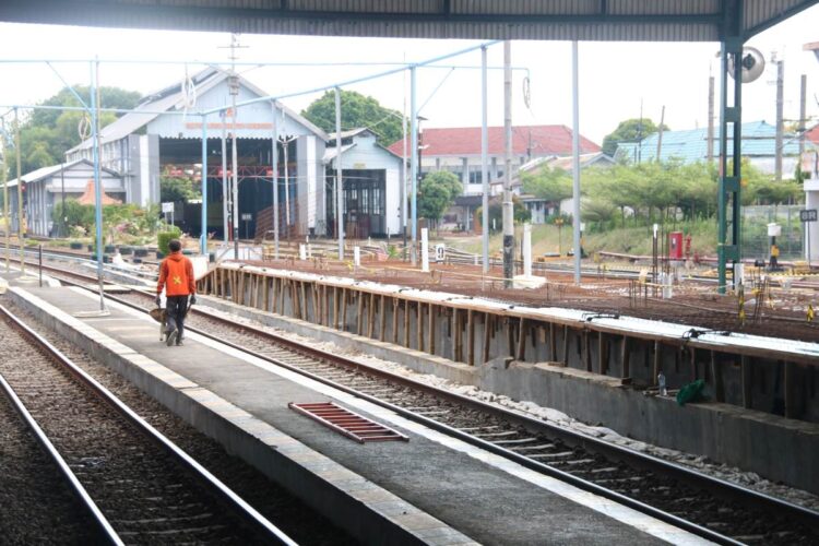 Pengembangan fasilitas Stasiun Madiun oleh KAI Daop 7 Madiun dengan pembangunan peron tinggi dan perluasan area parkir