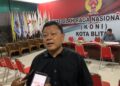 Tonny Andreas menyerahkan formulir pencalonan Ketua KONI Kota Blitar 2026-2030 di sekretariat KONI Kota Blitar
