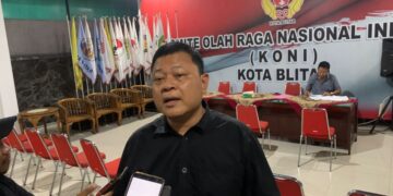 Tonny Andreas menyerahkan formulir pencalonan Ketua KONI Kota Blitar 2026-2030 di sekretariat KONI Kota Blitar