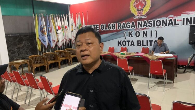 Tonny Andreas menyerahkan formulir pencalonan Ketua KONI Kota Blitar 2026-2030 di sekretariat KONI Kota Blitar