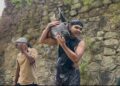 Warga berebut kepala kerbau saat tradisi Nyadran Dam Bagong di Trenggalek