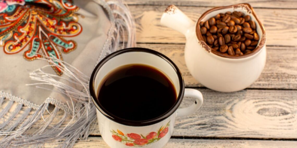 Tradisi ngopi di berbagai negara mulai dari warung kopi Indonesia, espresso Italia, kopi Turki, hingga ritual Buna Tetu Ethiopia