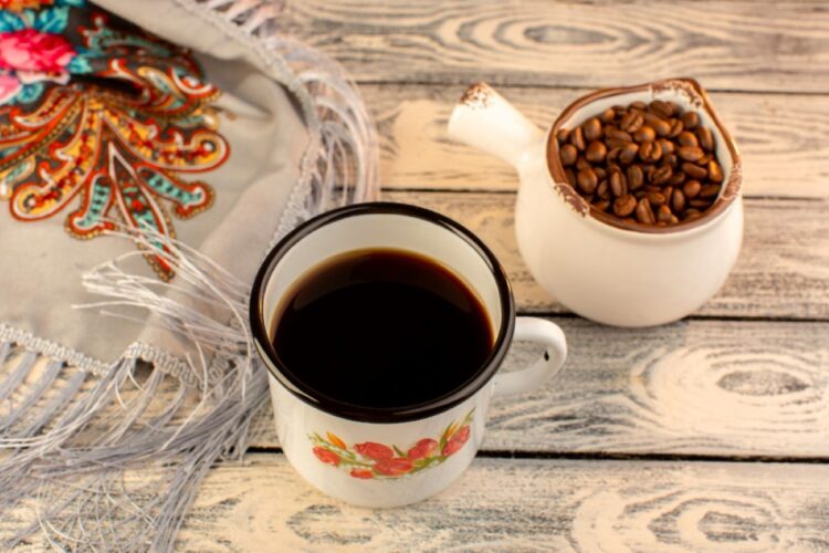 Tradisi ngopi di berbagai negara mulai dari warung kopi Indonesia, espresso Italia, kopi Turki, hingga ritual Buna Tetu Ethiopia