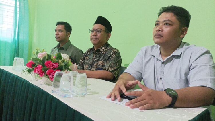 Satgas Etik UNU Blitar memberikan keterangan terkait penonaktifan sementara dosen terduga pelaku pelecehan seksual terhadap mahasiswi
