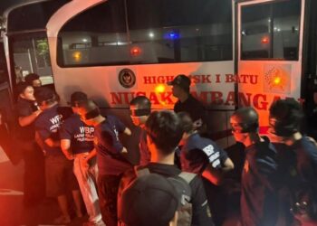 Proses pemindahan 134 napi high risk menuju Lapas Nusakambangan di Kabupaten Cilacap