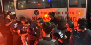 Proses pemindahan 134 napi high risk menuju Lapas Nusakambangan di Kabupaten Cilacap
