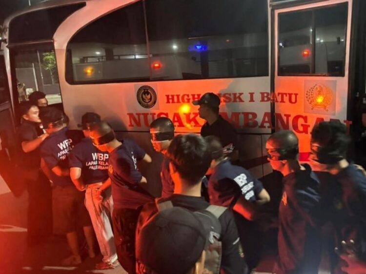 Proses pemindahan 134 napi high risk menuju Lapas Nusakambangan di Kabupaten Cilacap