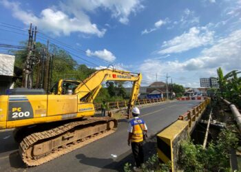 Alat berat mulai melakukan pembongkaran Jembatan Gondang Tulungagung yang ditutup total selama enam bulan untuk revitalisasi dan pembangunan ulang