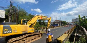 Alat berat mulai melakukan pembongkaran Jembatan Gondang Tulungagung yang ditutup total selama enam bulan untuk revitalisasi dan pembangunan ulang