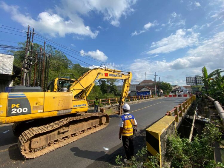 Alat berat mulai melakukan pembongkaran Jembatan Gondang Tulungagung yang ditutup total selama enam bulan untuk revitalisasi dan pembangunan ulang