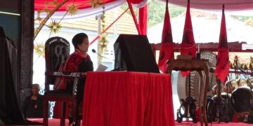 Megawati Soekarnoputri memberikan sambutan saat peresmian renovasi Istana Gebang dan patung Bung Karno di Kota Blitar