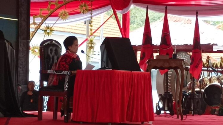 Megawati Soekarnoputri memberikan sambutan saat peresmian renovasi Istana Gebang dan patung Bung Karno di Kota Blitar