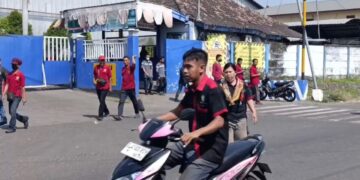 Ratusan buruh pabrik kayu lapis di Jombang usai menerima informasi rencana PHK massal
