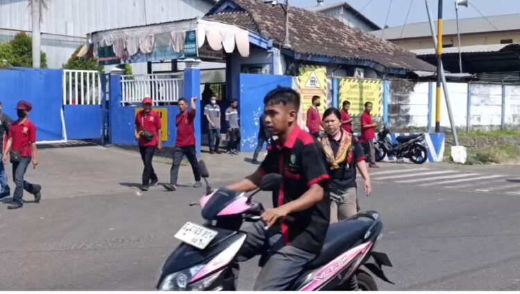Ratusan buruh pabrik kayu lapis di Jombang usai menerima informasi rencana PHK massal