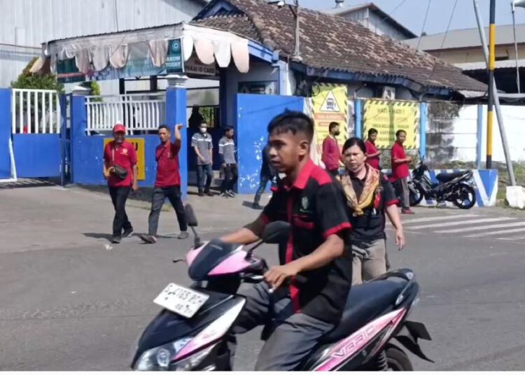 Ratusan buruh pabrik kayu lapis di Jombang usai menerima informasi rencana PHK massal