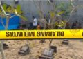 Petugas kepolisian melakukan pembongkaran makam korban dugaan penganiayaan di TPU Desa Peterongan Jombang