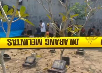 Petugas kepolisian melakukan pembongkaran makam korban dugaan penganiayaan di TPU Desa Peterongan Jombang