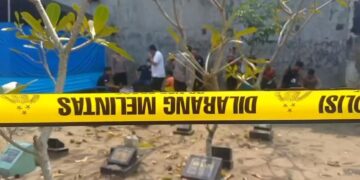 Petugas kepolisian melakukan pembongkaran makam korban dugaan penganiayaan di TPU Desa Peterongan Jombang