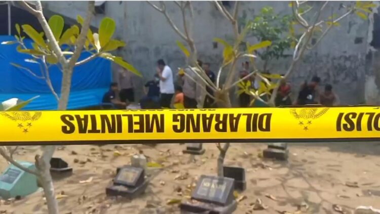 Petugas kepolisian melakukan pembongkaran makam korban dugaan penganiayaan di TPU Desa Peterongan Jombang