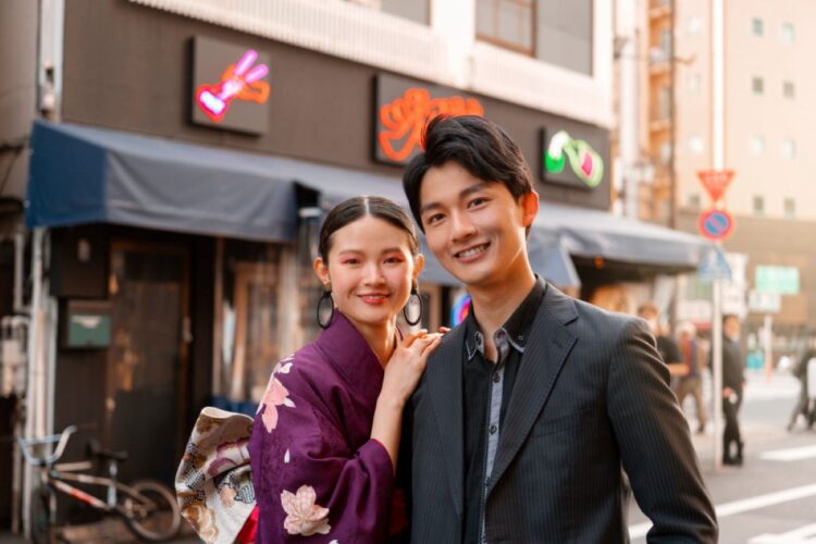 Ilustrasi pasangan suami istri di Jepang menjalani konsep Living Apart Together dengan tinggal terpisah setelah menikah