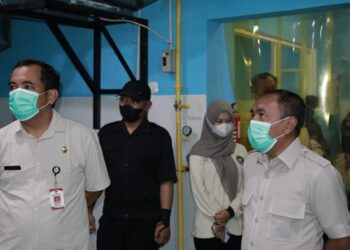 Kiri) Asisten Pemerintahan dan Kesejahteraan Rakyat Sekretariat Daerah Kabupaten Jember, Indra Tri Purnomo saat melakukan supervisi ke beberapa sppg di Jember