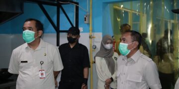 Kiri) Asisten Pemerintahan dan Kesejahteraan Rakyat Sekretariat Daerah Kabupaten Jember, Indra Tri Purnomo saat melakukan supervisi ke beberapa sppg di Jember
