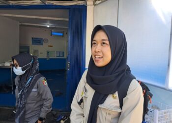 Staf Diskopumdag Kabupaten Jember, Anggun Nafali Khoiro saat supervisi dapur SPPG di Wilayah Sumbersari