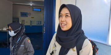 Staf Diskopumdag Kabupaten Jember, Anggun Nafali Khoiro saat supervisi dapur SPPG di Wilayah Sumbersari