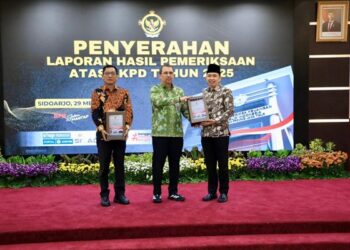 Bupati Jember Muhammad Fawait saat menerima penghargaan opini Wajar Tanpa Pengecualian (WTP) dari Badan Pemeriksa Keuangan (BPK) RI atas Laporan Keuangan Pemerintah Daerah (LKPD)