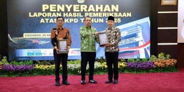 Bupati Jember Muhammad Fawait saat menerima penghargaan opini Wajar Tanpa Pengecualian (WTP) dari Badan Pemeriksa Keuangan (BPK) RI atas Laporan Keuangan Pemerintah Daerah (LKPD)