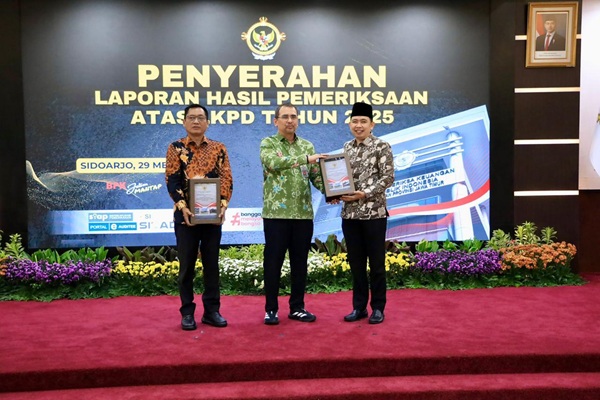 Bupati Jember Muhammad Fawait saat menerima penghargaan opini Wajar Tanpa Pengecualian (WTP) dari Badan Pemeriksa Keuangan (BPK) RI atas Laporan Keuangan Pemerintah Daerah (LKPD)