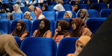 Beberapa pelajar Jember yang mengikuti kegiatan "Layar Siswa" terlihat antusias mengikuti pemutaran film di Kota Cinema Mall (KCM)