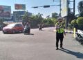 Petugas berjaga di perempatan Alun-Alun Kota Kediri. Foto: humas
