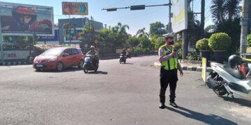 Petugas berjaga di perempatan Alun-Alun Kota Kediri. Foto: humas