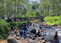 Wisatawan terlihat memadati wisata Kali Jompo Jember