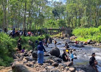 Wisatawan terlihat memadati wisata Kali Jompo Jember