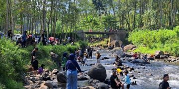 Wisatawan terlihat memadati wisata Kali Jompo Jember