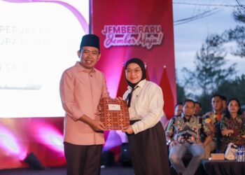 Dokumentasi penyerahan SK P3K di Watu Ulo oleh Bupati Jember, Muhammad Fawait