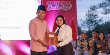 Dokumentasi penyerahan SK P3K di Watu Ulo oleh Bupati Jember, Muhammad Fawait