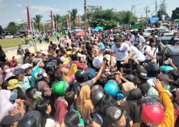 Peternak ayam di Blitar membagikan telur gratis sebagai protes anjloknya harga telur. Foto: istimewa
