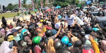Peternak ayam di Blitar membagikan telur gratis sebagai protes anjloknya harga telur. Foto: istimewa