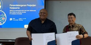 Direktur Utama PT Ganesha Systems, Danny Kunto Wibisono, dan Dekan SPITM ITB, Prof. Ir. Wahyu Srigutomo, S.Si., M.Si., Ph.D.