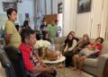 Korban arisan bodong meminta tanggungjawab di rumah YM. Foto: istimewa