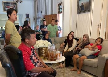 Korban arisan bodong meminta tanggungjawab di rumah YM. Foto: istimewa