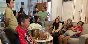 Korban arisan bodong meminta tanggungjawab di rumah YM. Foto: istimewa
