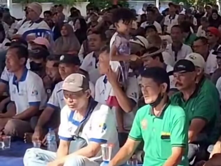 Buruh PT Pakerin Mojokerto saat menghadapi ancaman PHK akibat berhentinya operasional pabrik