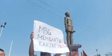 Massa Sobat MBG menggelar aksi damai mendukung program Makan Bergizi Gratis di depan Kantor Pemkab Blitar